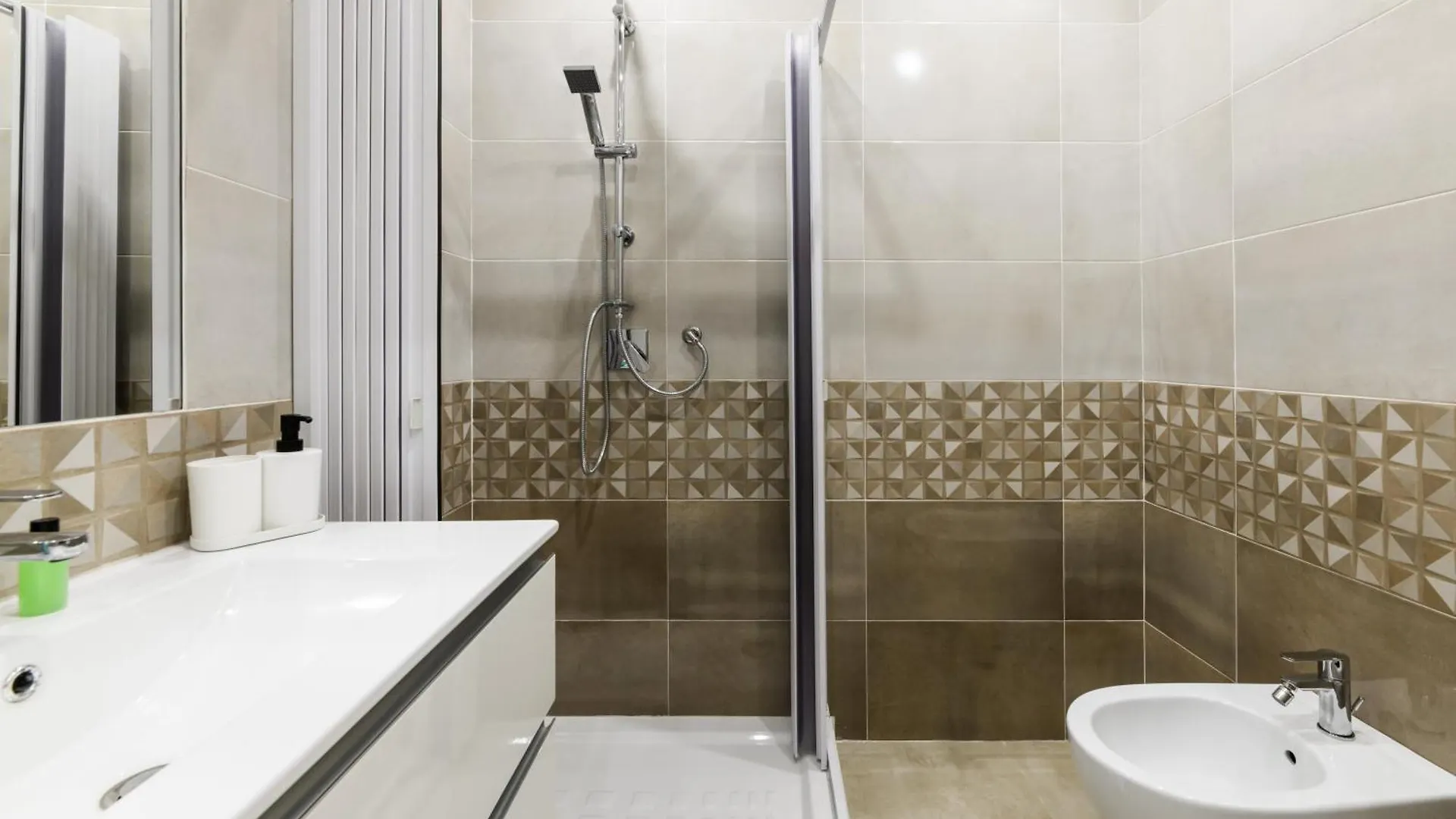 נאפולי Tofa Apartments By Dimorra 0*,  איטליה